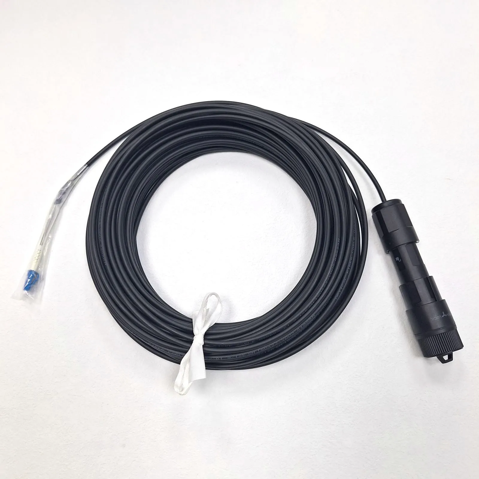 新型防水 FullAXS 连接器跳线组件 图1