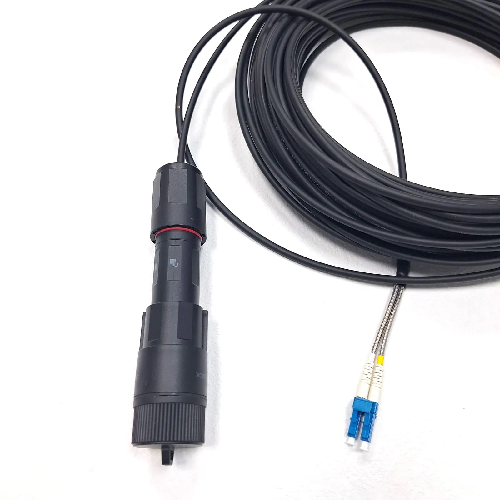 新型防水 FullAXS 连接器跳线组件 图2
